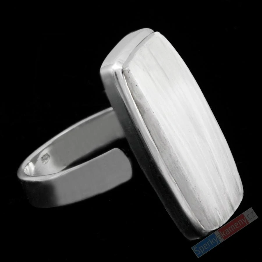 Velký unisex stříbrný prsten (Ag 925/1000) s bílým skolecitem QA, vel. kamene cca 27 x 14 mm, "andělská křídla", RARITA (SC6058R)