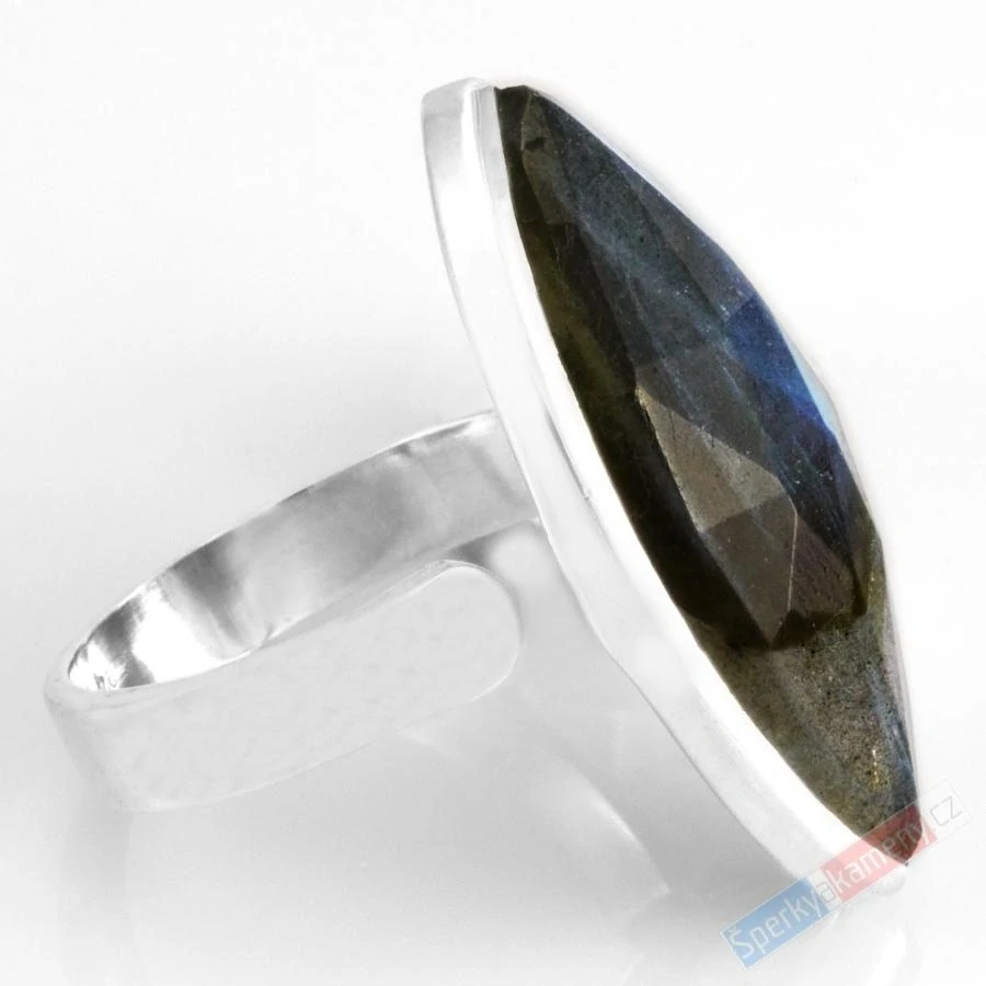 Velký stříbrný prsten (Ag 925/1000) s broušeným labradoritem QAA, vel. kamene cca 32 x 16 mm (LB7867R)