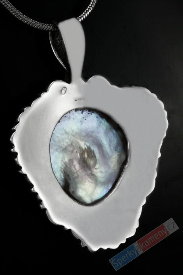 Stříbrný přívěsek v boho stylu s bílou sladkovodní Biwa perlou QAA, cca 28 x 28 mm (PB3921P)