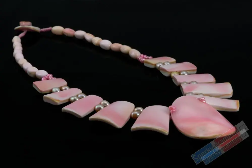 Originální náhrdelník v boho stylu z růžových mušlí a růžových sladkovodních perel "šperk pro mořskou princeznu z Floreského moře" (MP4537S)