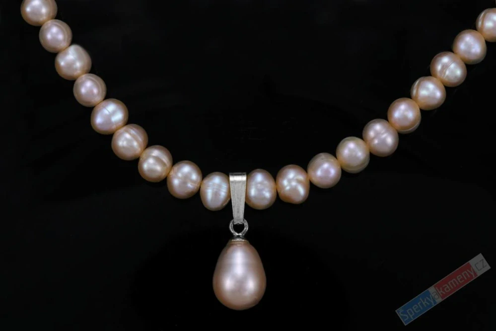 Originální minimalistický náhrdelník z lososových sladkovodních perel s přívěskem QA, stříbro Ag 925/1000, "šperk pro mořskou vílu ze Samarského moře" (PL5142S)