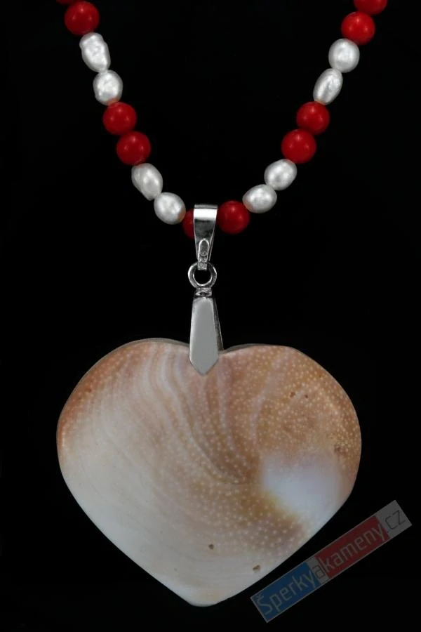 Originální náhrdelník v boho stylu ze sladkovodních bílých perel a korálu s přívěskem ze Shiva mušle ve tvaru srdce, stříbro Ag 925/1000, "šperk princezny ze Šalamounova moře" (PBS5445S)