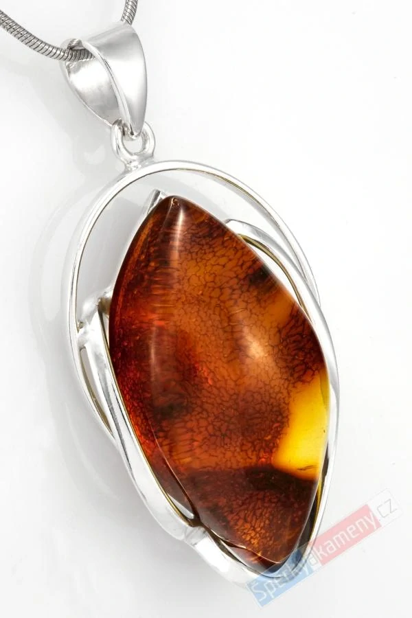 Větší stříbrný přívěsek (Ag 925/1000) s baltským jantarem QAA, cca 43 x 27 mm, "když slunce jde spát" (JA1539P)