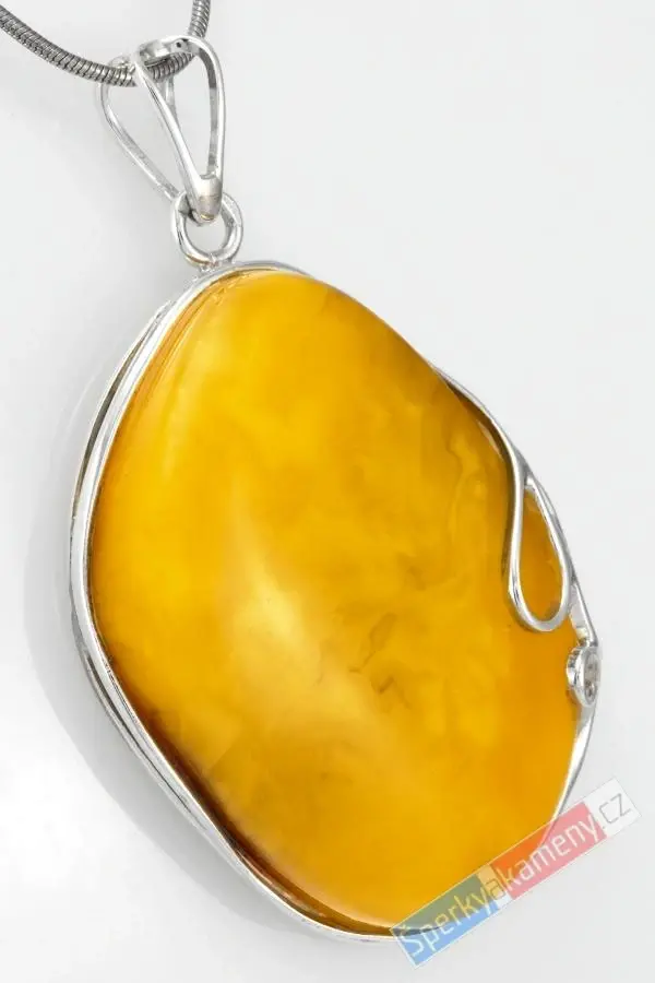 Větší stříbrný přívěsek (Ag 925/1000) se žlutým baltským jantarem QAA, cca 47 x 34 mm, "když letní slunce zapadá" (JA1913P)