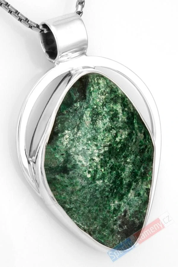 Větší stříbrný přívěsek (Ag 925/1000) s přírodním fuchsitem QA, cca 41 x 33 mm, "šperk pro lesní vílu" (FT1643P)