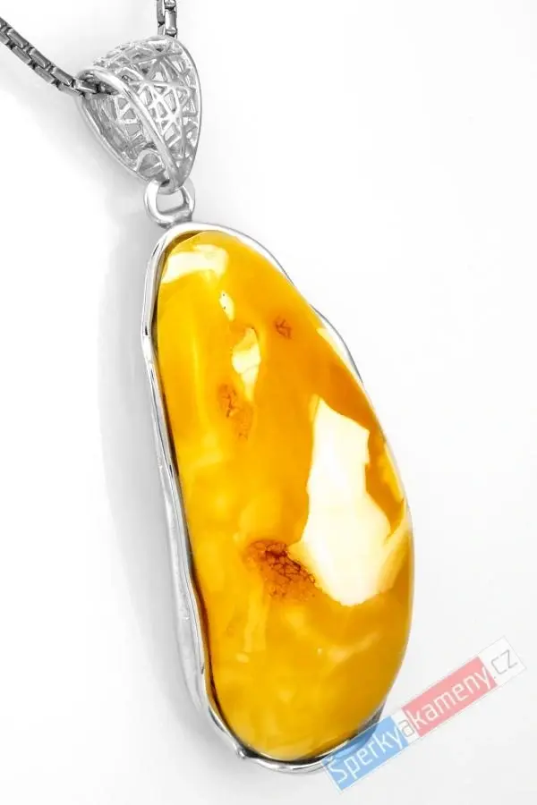 Velký stříbrný přívěsek (Ag 925/1000) s baltským bílým jantarem prorostlým ve žlutém jantaru QAA, cca 52 x 23 mm, "slunce s bílým mráčkem" (JA2493P)
