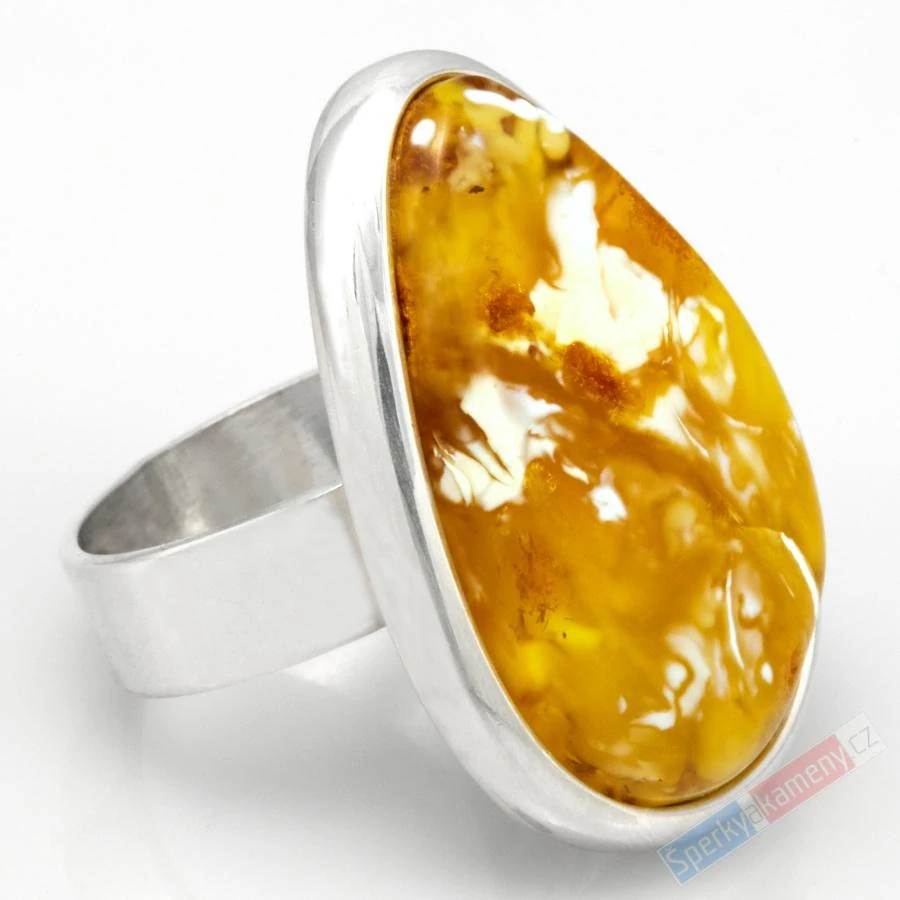 Velký stříbrný prsten (Ag 925/1000) s baltským bílým jantarem prorostlým ve žlutém jantaru QAA, vel. kamene cca 34 x 23 mm, "slunce s bílým mráčkem II", VELIKOST 59/60, (JA2062R)