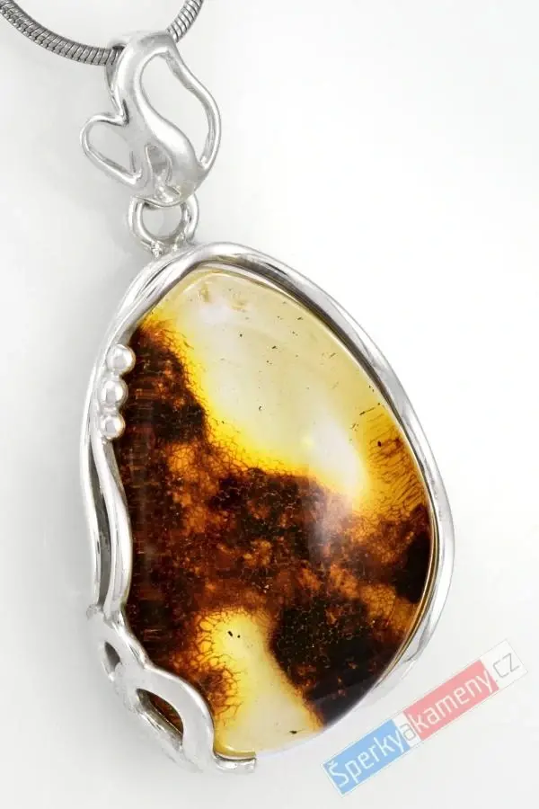 Stříbrný přívěsek (Ag 925/1000) s baltským jantarem QAA, cca 36 x 26 mm, "krajka z medu IV" (JA1355P)