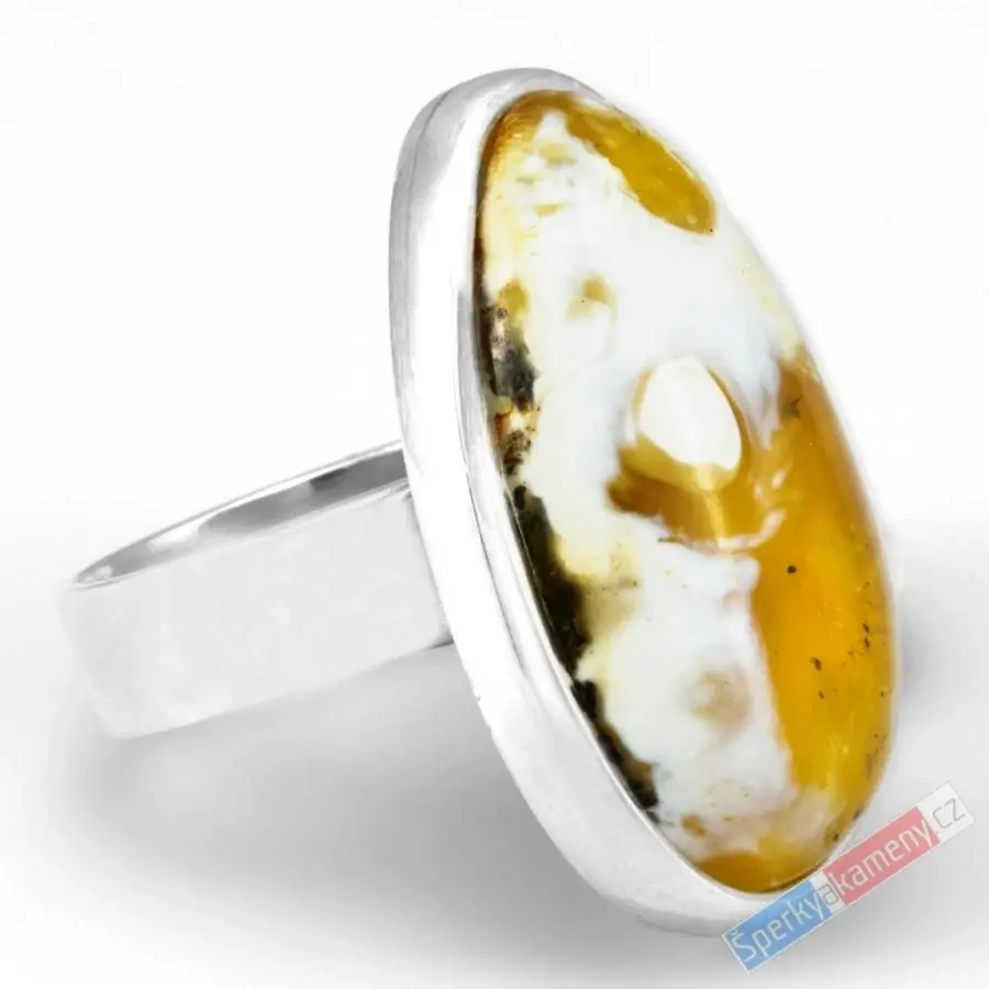 Velký stříbrný prsten (Ag 925/1000) s baltským vzácným bílým jantarem prorostlým ve žlutém jantaru QAA, vel. kamene cca 32 x 20 mm, VELIKOST 59/60, "slunce s bílým mráčkem" (JA2360R)