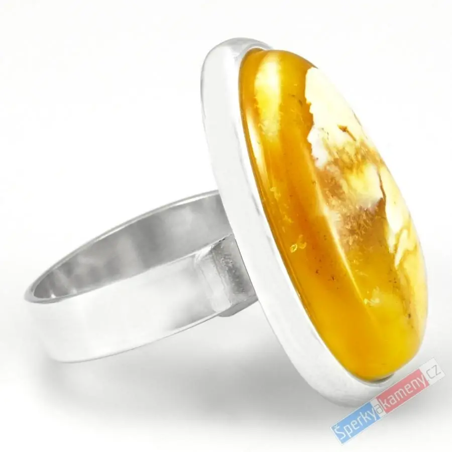 Stříbrný prsten (Ag 925/1000) s baltským bílým jantarem prorostlým ve žlutém jantaru QAA, vel. kamene cca 30 x 18 mm, VELIKOST 57/58, "slunce s bílým mráčkem II" (JA1952R)