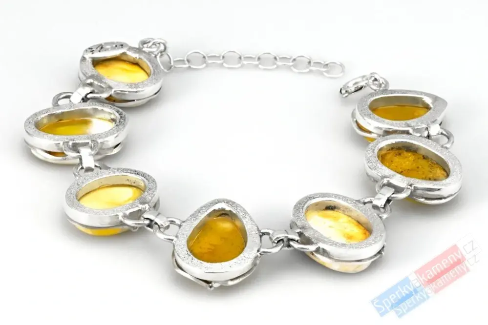Originální stříbrný náramek (Ag 925/1000) s baltským vzácným bílým jantarem QAA, sedm mírně nepravidelných kamenů o velikosti cca 20 až 22 mm x 15 až 17 mm, "mléko s lučním medem" (JA5006NS)