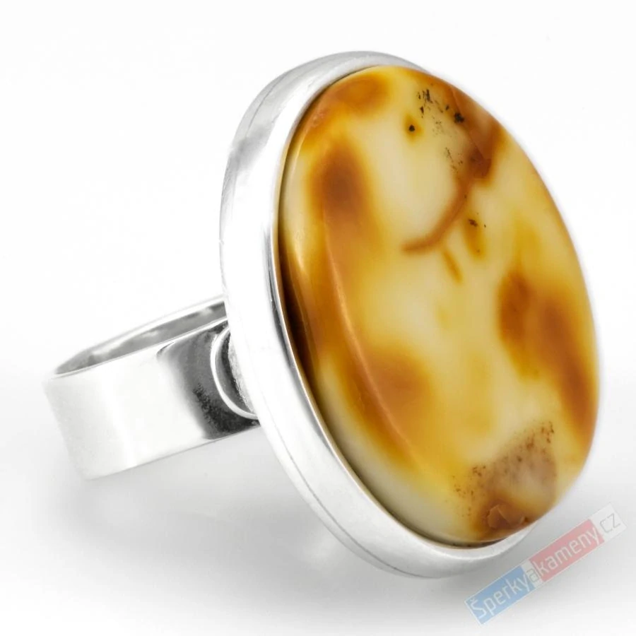 Stříbrný prsten (Ag 925/1000) s baltským bílým jatarem s příměsí koňakového jantaru QAA, vel. kamene cca 30 x 25 mm, VELIKOST 57/58, "mléko s lesním medem" (JA2627R)