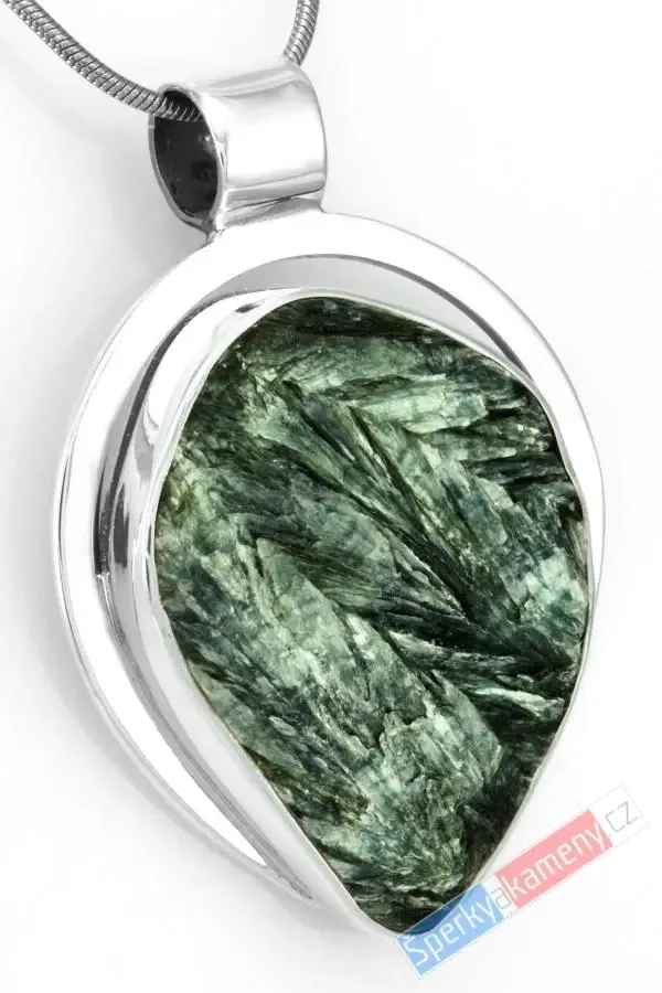 Větší unisex stříbrný přívěsek (Ag 925/1000) s přírodně ponechaným serafinitem QAA, obrácená kapka cca 40 x 32 mm, RARITA (SF1497P)