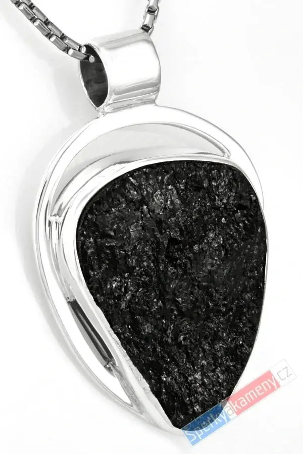 Větší unisex stříbrný přívěsek (Ag 925/1000) s turmalínem skorylem QAA, cca 40 x 30 mm, "ochrana proti negativní energii" (TU1769P)