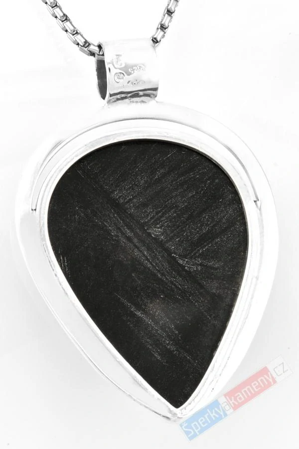 Větší stříbrný přívěsek (Ag 925/1000) s onyxem s přírodní drůzou QAA, obrácená kapka cca 45 x 37 mm (ON2961P)