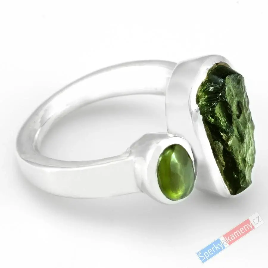 Originální stříbrný prsten (Ag 925/1000) s vltavíny QAA, vel. kamenů cca 18 x 10 mm a 8 x 6 mm, POUZE VELIKOST 57/58 (VL2723R)