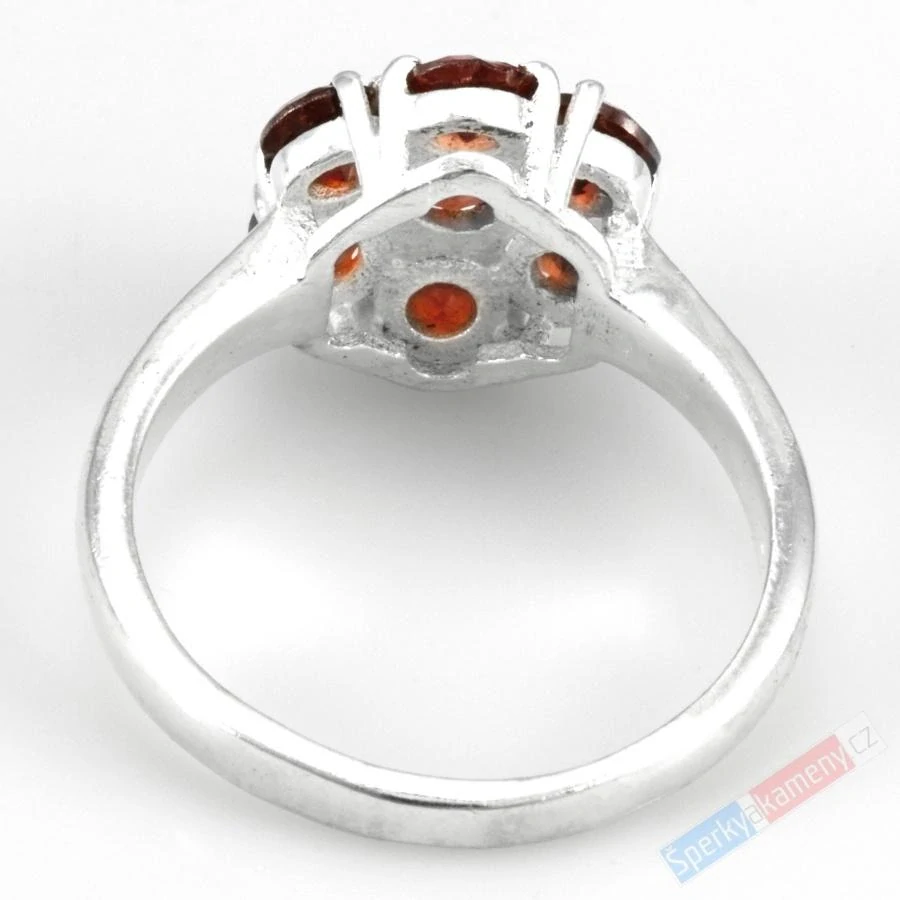 Originální stříbrný prsten (Ag 925/1000) v boho stylu s broušenými granáty ve tvaru kytičky QA, průměr cca 13 mm, POUZE VELIKOST 57/58 (GR7865R)