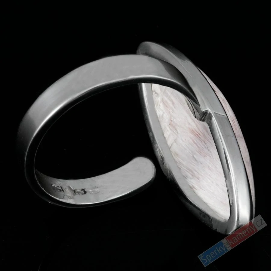 Velký stříbrný prsten (Ag 925/1000) s bílým skolecitem QA, vel. kamene cca 31 x 12 mm, "andělská křídla", RARITA (SC1089R)