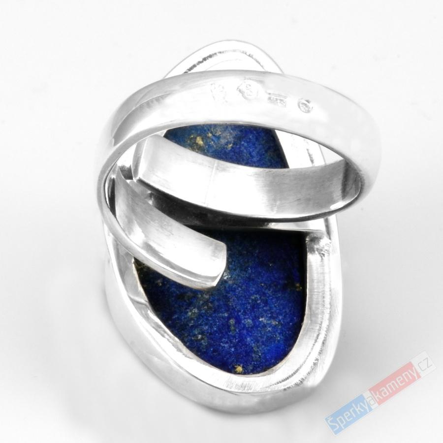 Velký stříbrný prsten (Ag 925/1000) s lapisem lazuli QAA, vel. kamene cca 32 x 20 mm, nádherná barva s prorosty pyritu (LL1527R)