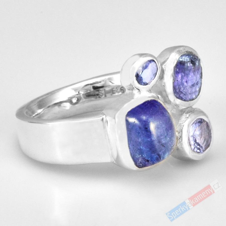 Originální stříbrný prsten (Ag 925/1000) s tanzanitem QA, čtyři kameny o celkové velikosti cca 16 x 18 mm, POUZE VELIKOST 59/60, RARITA (TZ5002R)