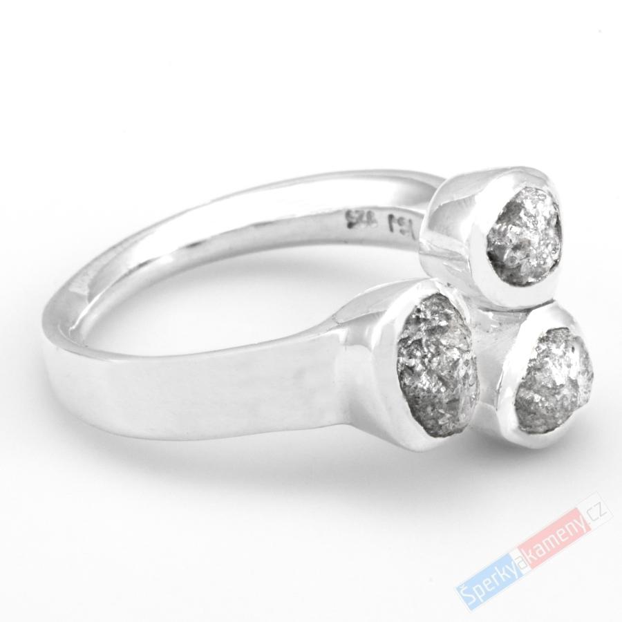 Originální stříbrný prsten (Ag 925/1000) se třemi surovými diamanty QA, kameny o velikosti cca 6 až 8 mm, POUZE VELIKOST 59, "prsten pro princeznu z diamantových skal" (DA2722R)