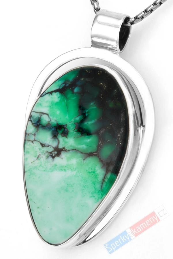Větší unisex stříbrný přívěsek (Ag 925/1000) s variscitem prorostlým matrixem a pyritem QAA, obrácená kapka cca 45 x 31 mm, "ochránce srdce", RARITA (VA2318P)