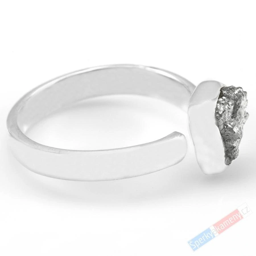 Stříbrný prsten se surovým diamantem
