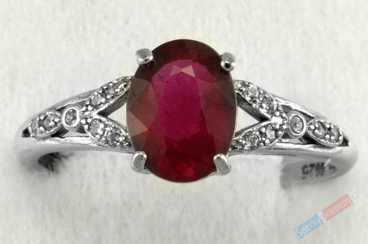 Stříbrný prsten (Ag 925/1000) s broušeným rubínem QAA, vel. kamene cca 7 x 6 mm (RU1100R)
