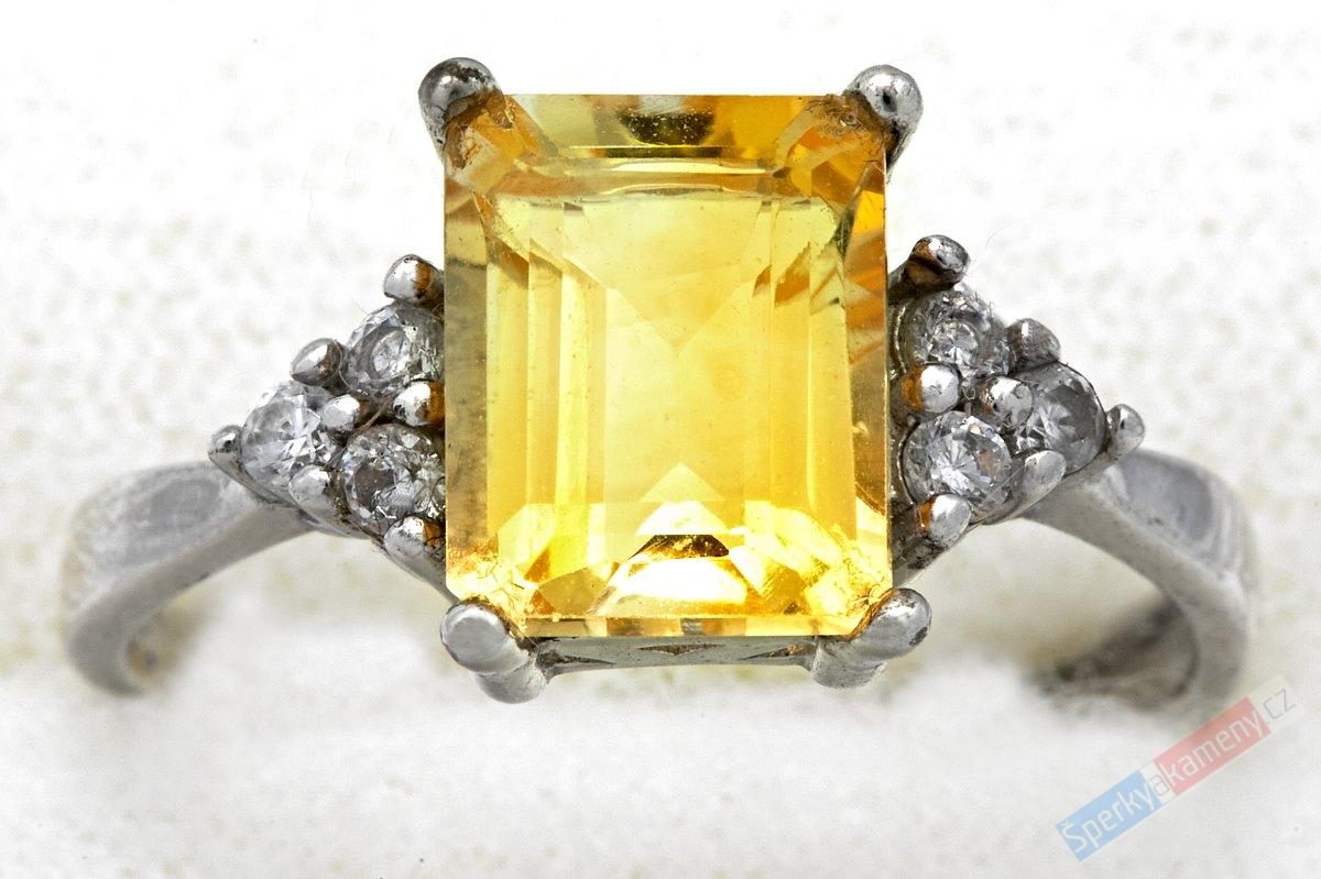Stříbrný prsten (Ag 925/1000) s pravým broušeným citrínem QAA, vel. kamene cca 9 x 7 mm (CI4551R)