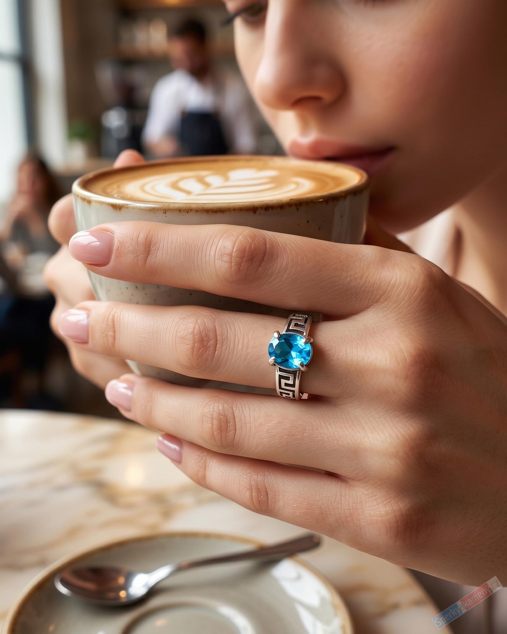 Stříbrný prsten (Ag 925/1000) s broušeným Swiss Blue topazem QA, vel. kamene cca 8 x 5 mm (TZS4541R)