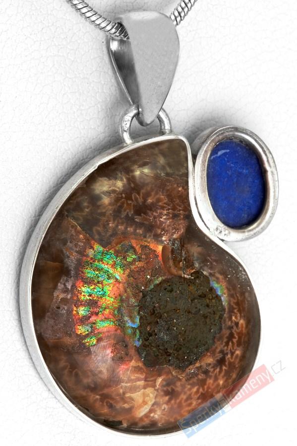 Originální unisex stříbrný přívěšek (Ag 925/1000) s amonitem s kousky amolitu a lapisem lazuli QA, cca 25 x 21 mm "vesmírné vědomí" (ALM2301P)