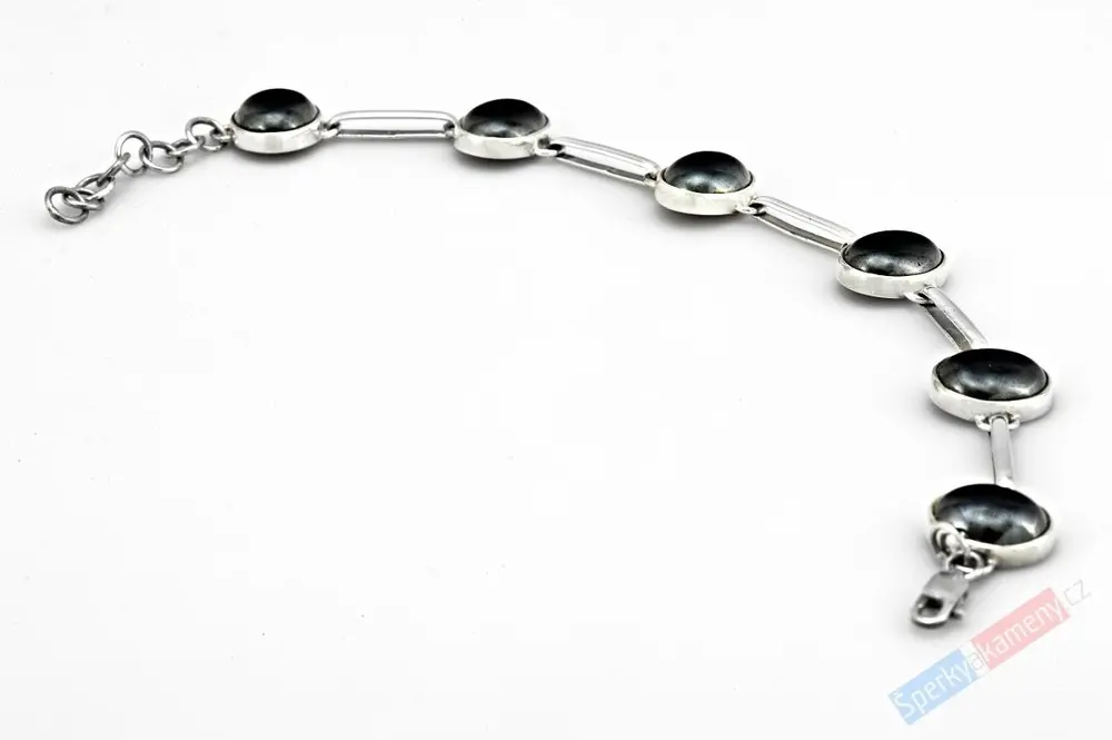 Originální stříbrný náramek (Ag 925/1000) s hematitem QA, šest díllků o velikosti cca 13 x 11 mm, "prosperita, štěstí, energie" (HE1077NS) 