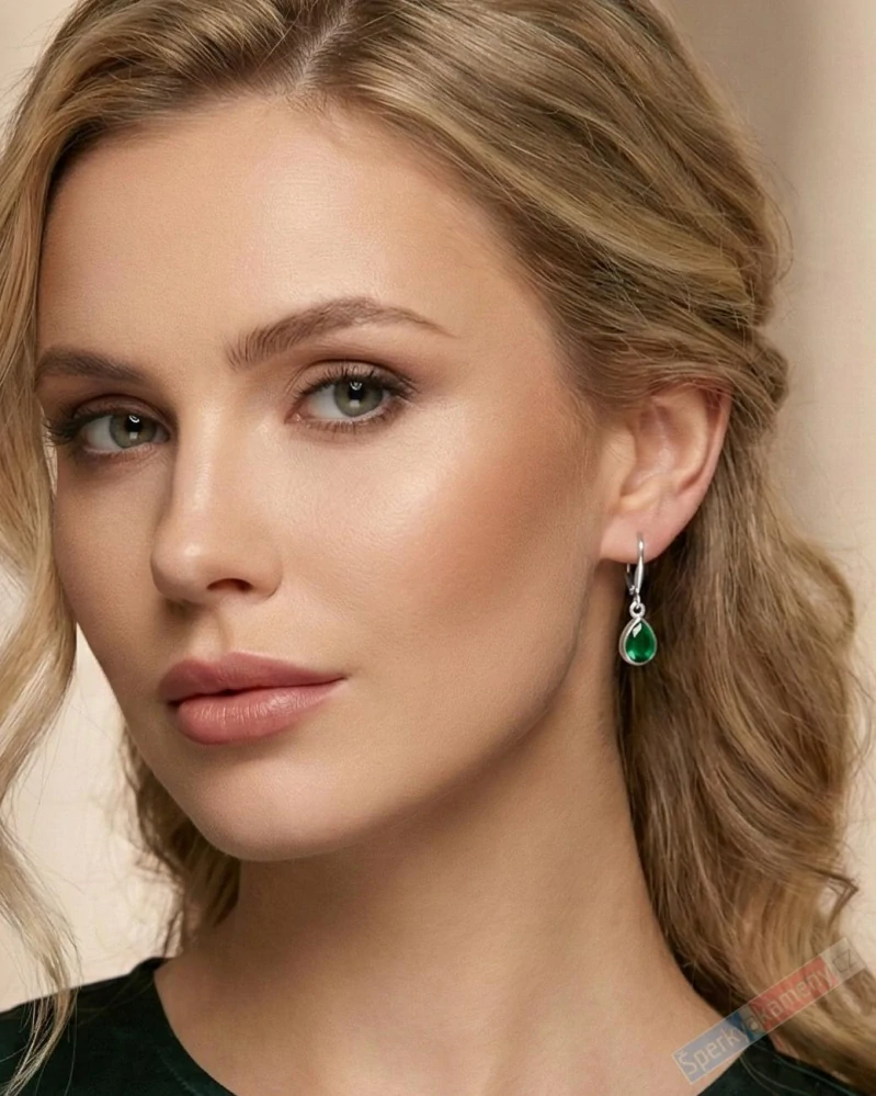 Minimalistické stříbrné náušnice (Ag 925/1000) s broušenými smaragdy QA, malé kapky cca 5 x 3-4 mm (SM6054U)
