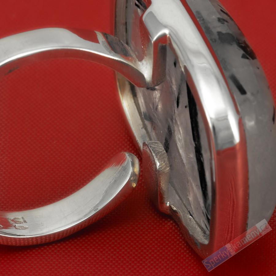 Velký stříbrný prsten (Ag 925/1000) s křišťálem prorostlým turmalínem skorylem QA, vel. kamene cca 30 x 21 mm (TUK1089R)