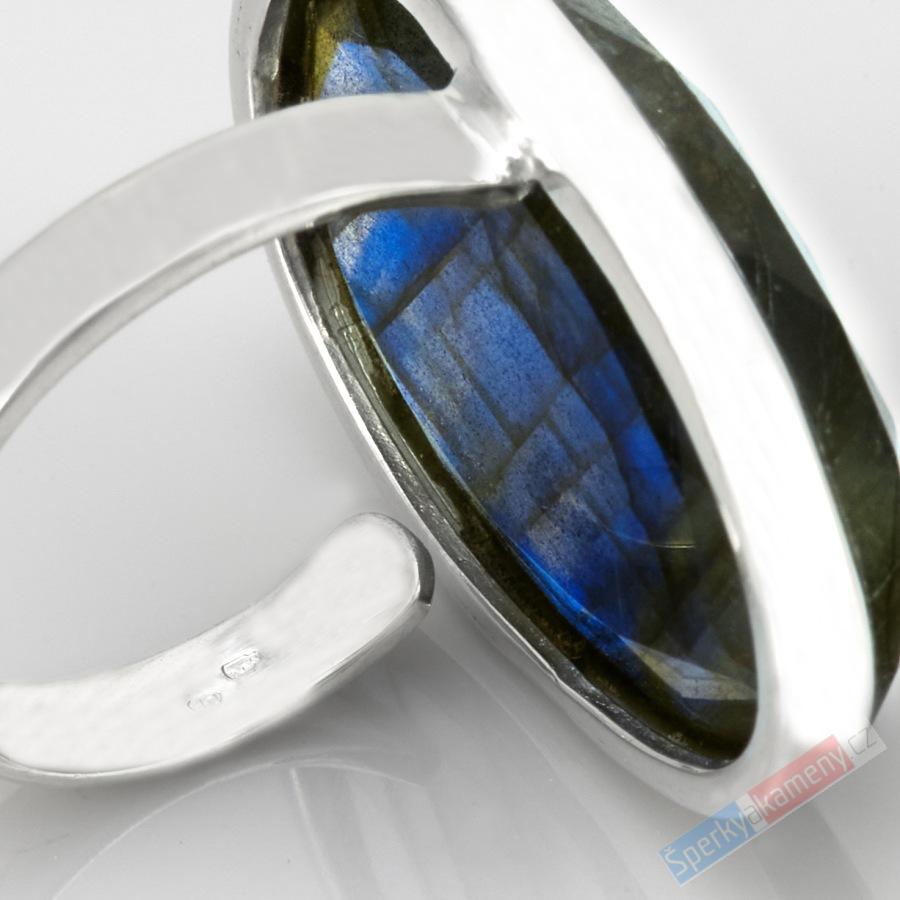Velký stříbrný prsten (Ag 925/1000) s broušeným labradoritem QAA, vel. kamene cca 34 x 22 mm (LB1270R)