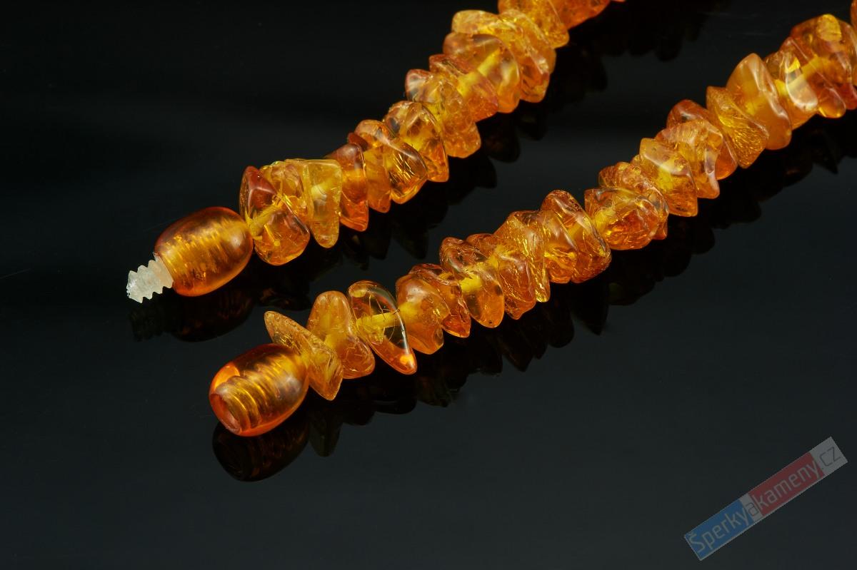 Originální náhrdelník z jantaru s přívěskem QA, délka cca 52 cm, "medové pohlazení" (JA5451S)