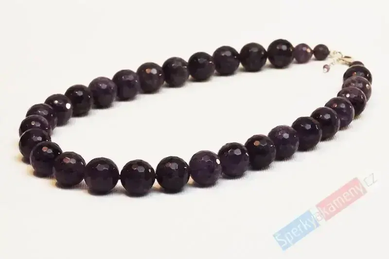 Náhrdelník z broušeného tmavě fialového ametystu, QA kuličky cca 8 mm  (AM375B) 