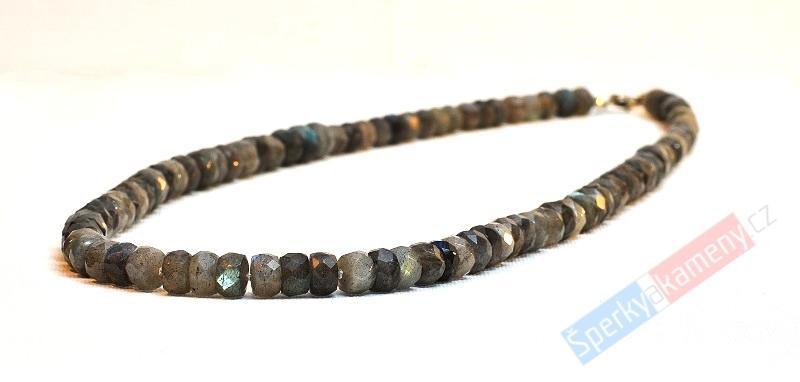 Náhrdelník z labradoritu, QA, button, stříbrná karabina, Ag 925/1000 (LB300B)