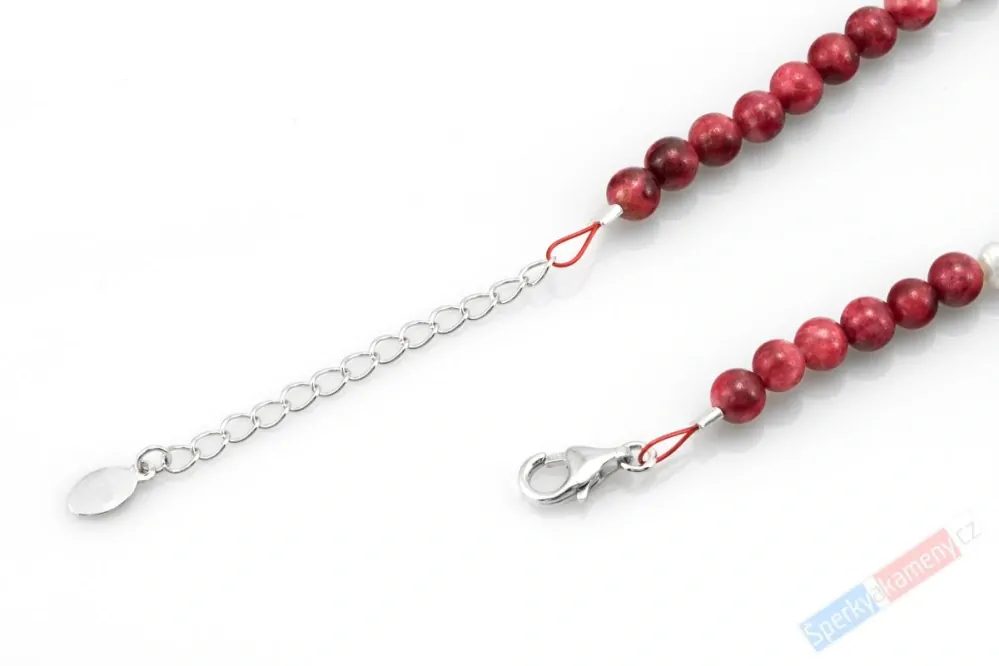 Originální náhrdelník v boho stylu z thulitu a bílých říčních perel s přívěskem QAA, stříbro Ag 925/1000, "země královny Maud VII", RARITA (THL1512S)