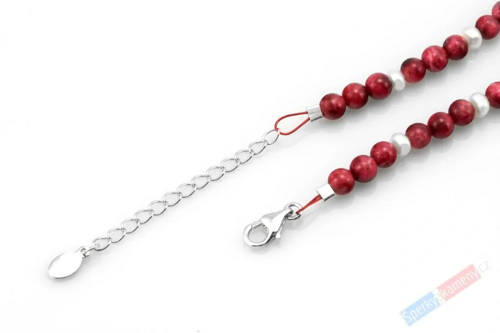 Originální náhrdelník v boho stylu z thulitu a bílých říčních perel s přívěskem QAA, stříbro Ag 925/1000, "země královny Maud VIII", RARITA (THL1335S)