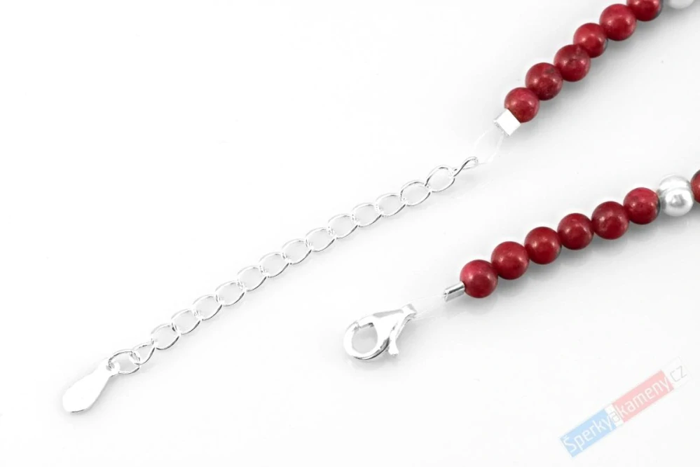 Originální náhrdelník v boho stylu z thulitu a bílých sladkovodních perel s přívěskem QAA, stříbro Ag 925/1000, "země královny Maud IX", RARITA (THL1573S)