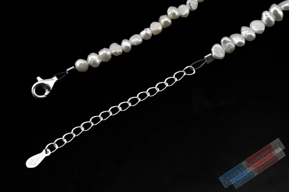 Originální minimalistický náhrdelník v boho stylu z thulitu a bílých sladkovodních perel s přívěskem QAA, stříbro Ag 925/1000, "šperk princezny z Norského moře", RARITA (THL7261S)
