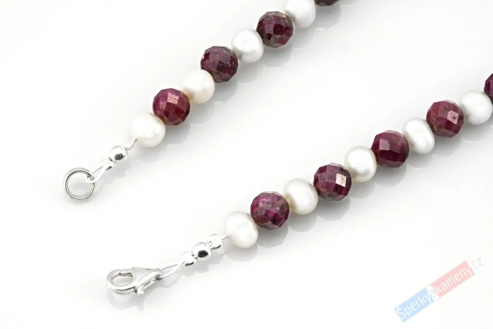 Náhrdelník v boho stylu z broušeného rubínu QA a bílých sladkovodních perel, cca 5 až 6 mm, stříbro Ag 925/1000, "šperk pro princeznu z Lakadivského moře" (RUP1694B)
