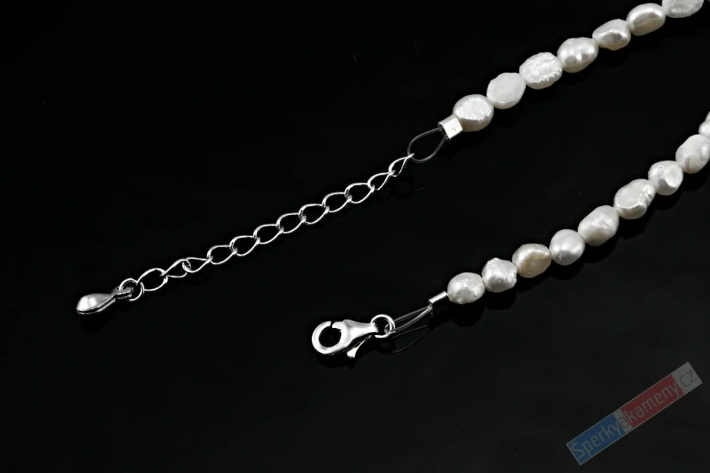 Originální náhrdelník v boho stylu ze sladkovodních perel s přívěskem z perleti ve tvaru květu růže QA, stříbro Ag 925/1000, "šperk pro královnu růží" (PPB9559S)