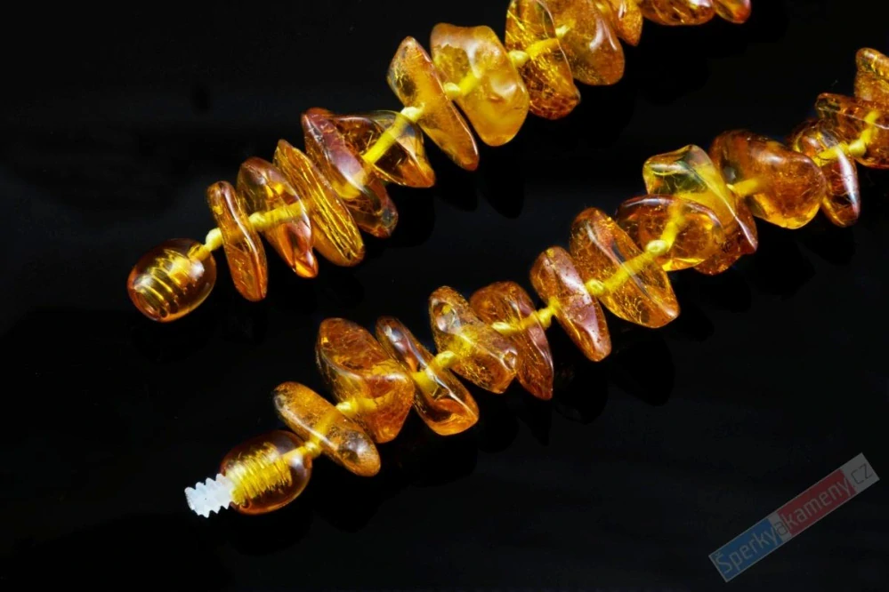 Originální provazovaný náhrdelník z jantaru s přívěskem QA, Ag 925/1000, "království plné medu" (JA7562S)