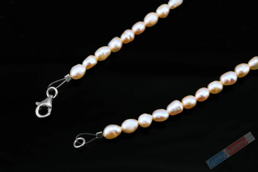 Originální minimalistický náhrdelník z lososových sladkovodních perel s přívěskem QA, stříbro Ag 925/1000, "šperk pro mořskou vílu ze Samarského moře" (PL7260S)