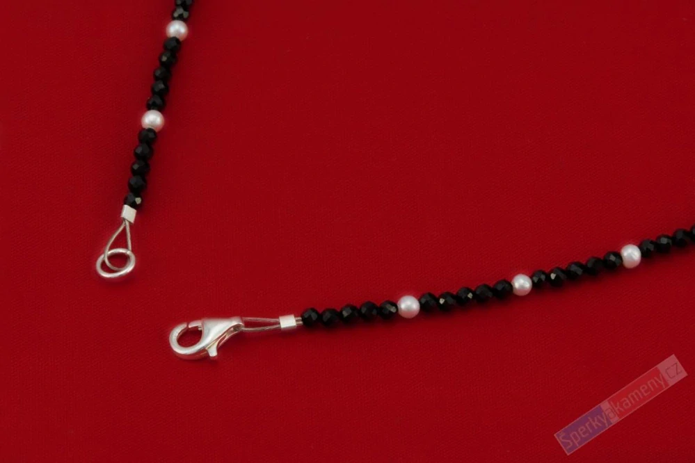 Originální minimalistický náhrdelník z černého spinelu QA a bílých sladkovodních perel s přívěskem ve tvaru chobotničky, stříbro Ag 925/1000, "šperk pro královnu všech moří" (SCH1936S)