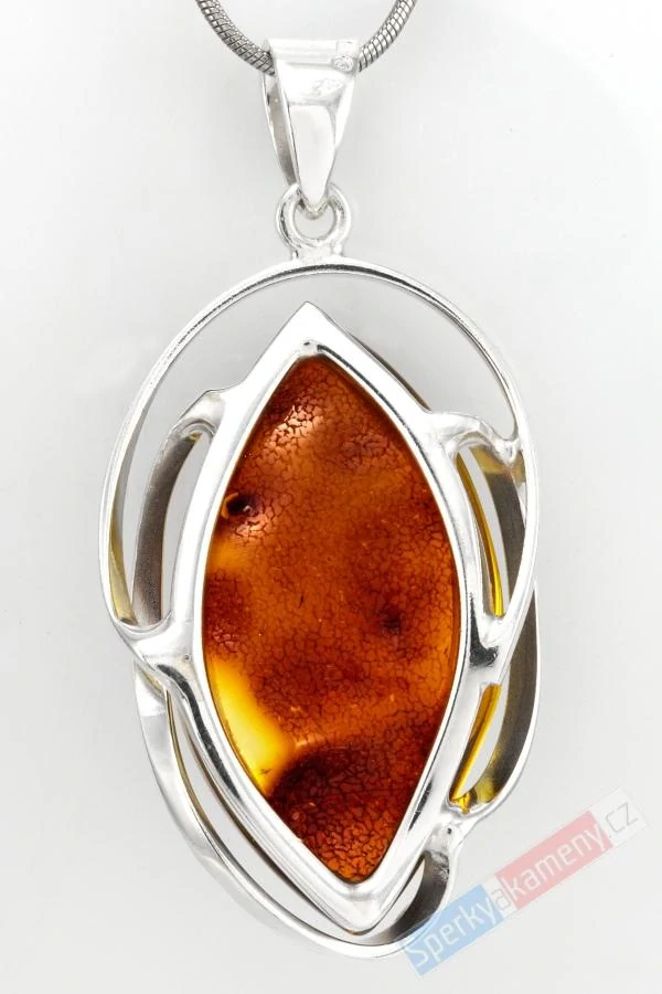 Větší stříbrný přívěsek (Ag 925/1000) s baltským jantarem QAA, cca 43 x 27 mm, "když slunce jde spát" (JA1539P)
