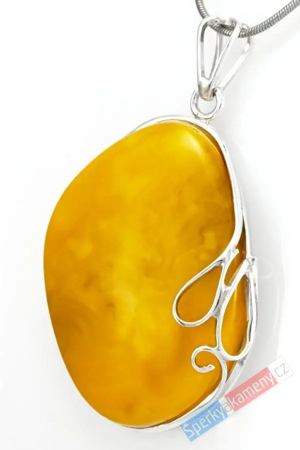 Větší stříbrný přívěsek (Ag 925/1000) se žlutým baltským jantarem QAA, cca 47 x 34 mm, "když letní slunce zapadá" (JA1913P)