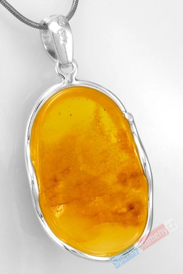 Větší stříbrný přívěsek (Ag 925/1000) se žlutým baltským jantarem QAA, cca 41 x 27 mm, "když letní slunce vychází" (JA1335P)